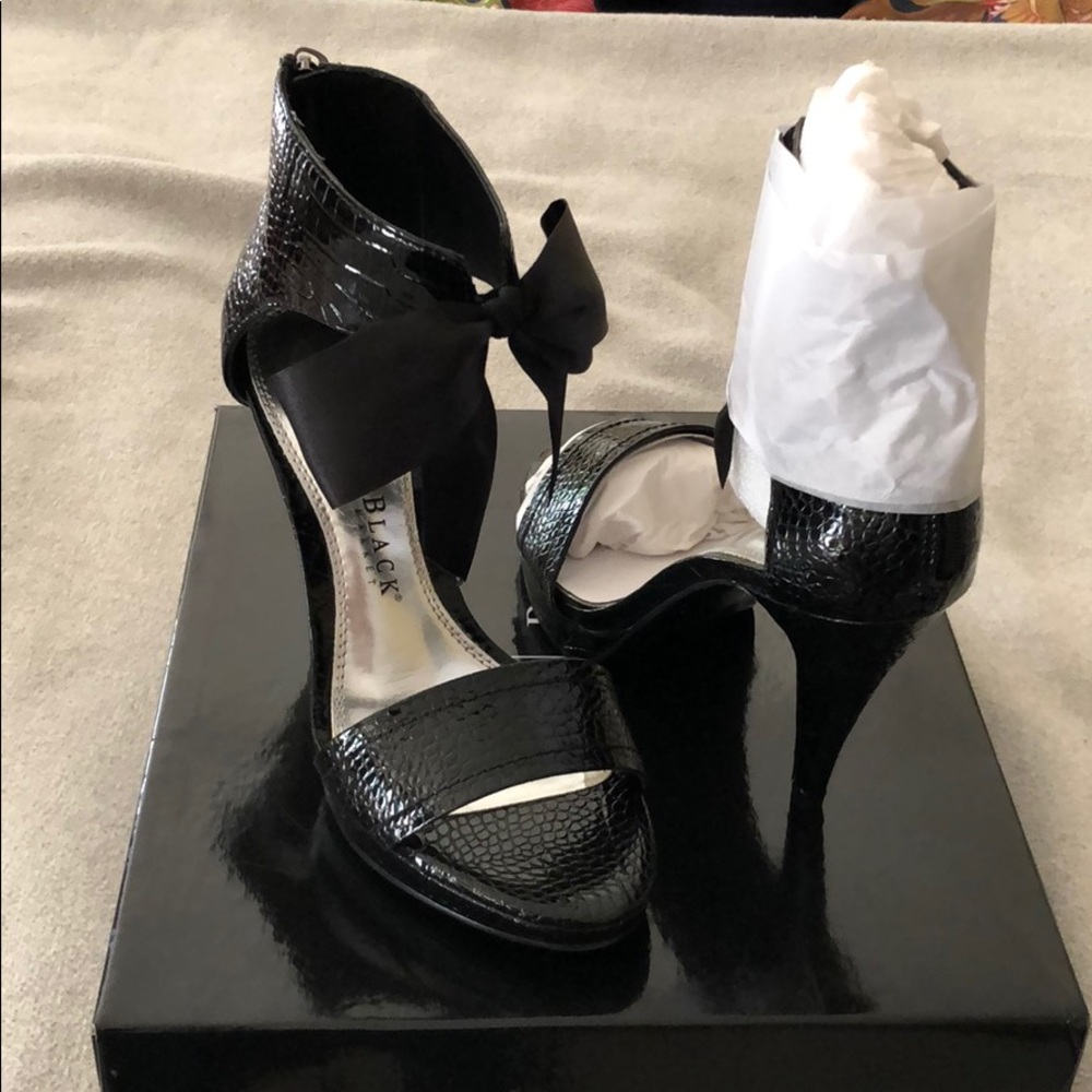 WHBM bowfront zippered stilletos